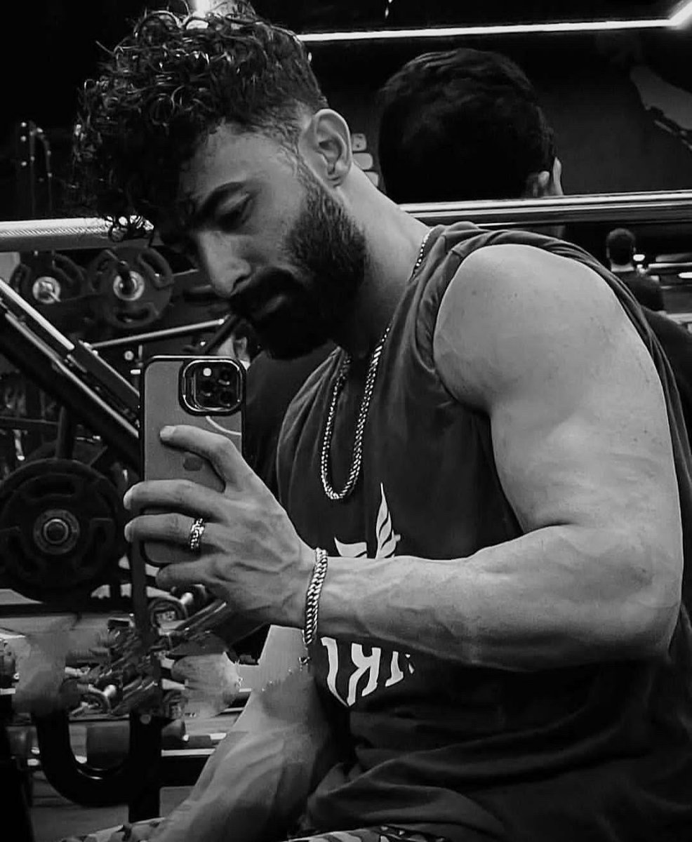 یکی از نزدیکان محمد حسین حسینی، به من گفته این فوتبالیست ۲۶ ساله اهل مشهد بدون دسترسی به وکیل با خطر صدور و اجرای حکم اعدام روبه‌روست. محمد حدود یک ماه پیش با یورش به منزلش بازداشت شد و از دوشنبه ۱۳ بهمن هیچ خبری از او در دست نیست.  او را چند برابر کرده است.