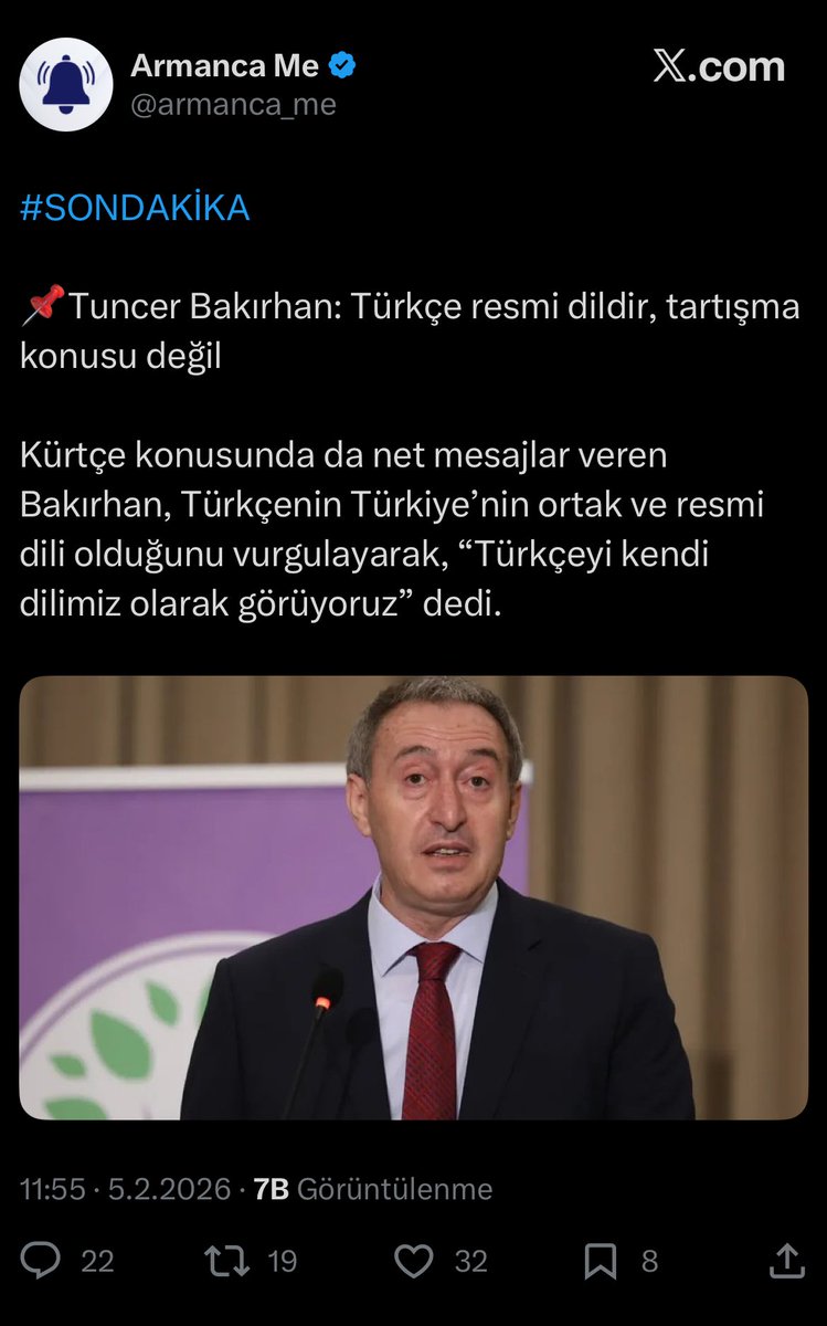 Van’ın bir köyünde tek kelime türkçe bilmeyen yaşlı bir teyzemiz, elinde bastonu gidip dem partiye oy vermiş.

Neden oy vermiş peki ?

“Tuncer türkçeyi kendi dilimiz olarak görüyoruz desin diye “

Düşündürücü !