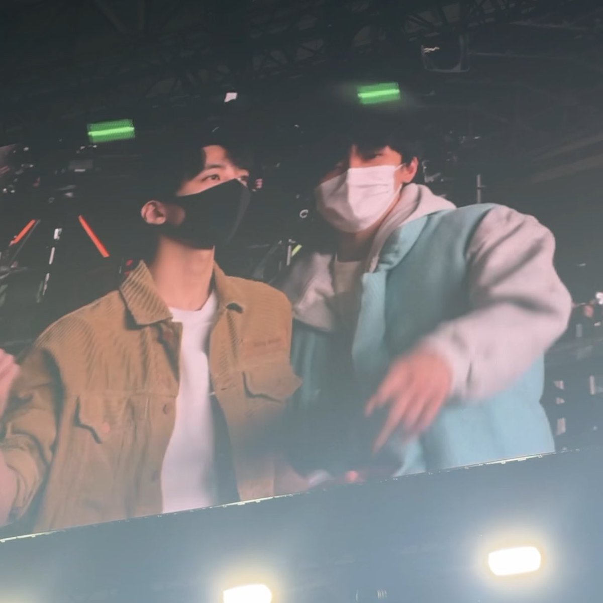 songforww's tweet photo. 미쳤다 CXM 치바 공연에 원우랑 정한이 왔어 !!!!!
묨냥 흐앙 고마와요 ㅠㅠㅠㅠㅠ https://t.co/pL907lOgrV