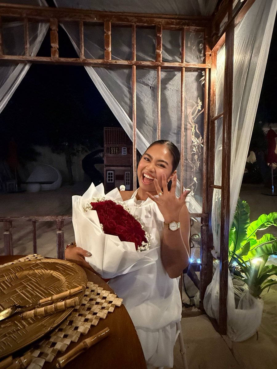 Agellaaaa's tweet photo. life update: FINALLY ENGAGED!!🥺💍 https://t.co/4BLyNyo3q1