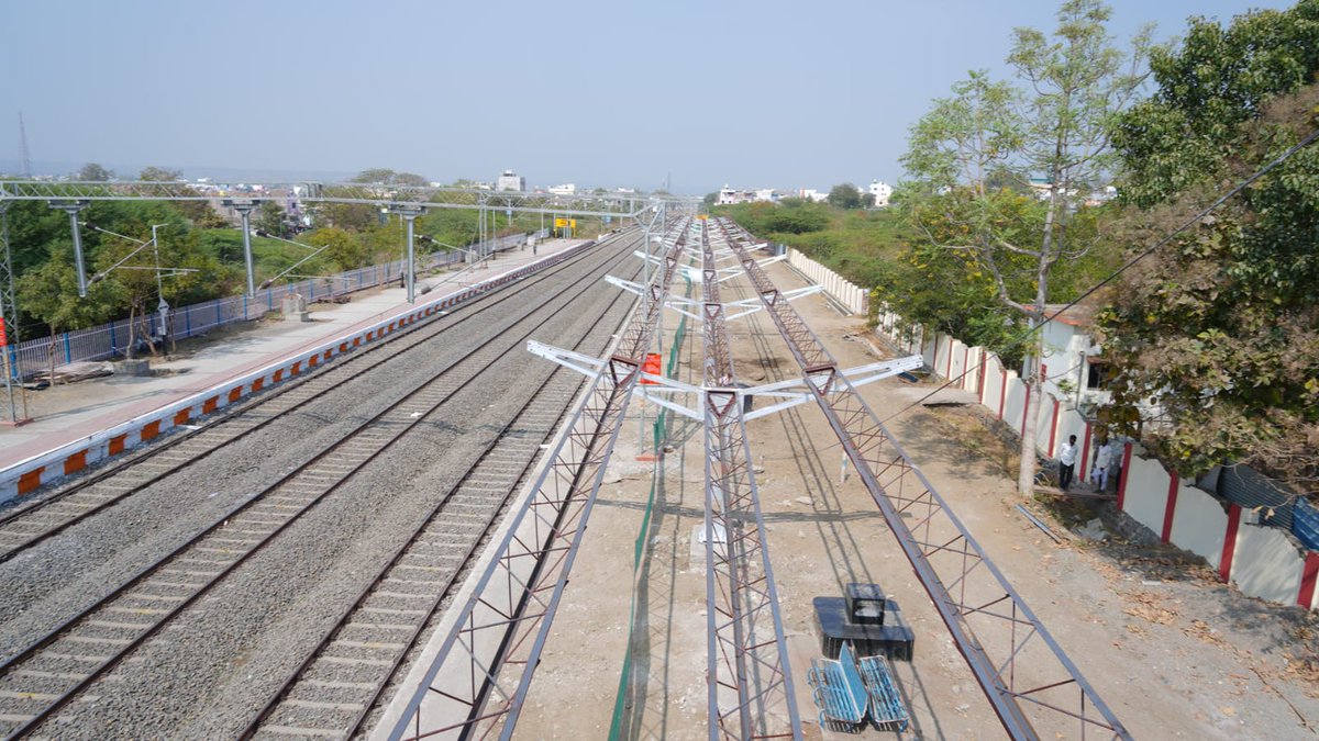 SCRailwayIndia's tweet image. Shri Sanjay Kumar Srivastava, General Manager, South Central Railway inspects #bhokar #amritstation works during the Safety Inspection along with Shri Pradeep Kamle, DRM/Nanded and other senior officials. @railminindia @scrailwayindia @nanded_division #inspection #redevelopment