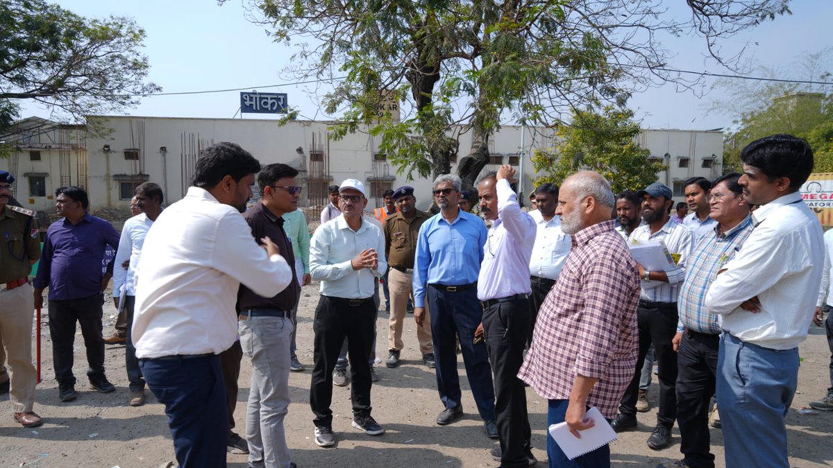SCRailwayIndia's tweet image. Shri Sanjay Kumar Srivastava, General Manager, South Central Railway inspects #bhokar #amritstation works during the Safety Inspection along with Shri Pradeep Kamle, DRM/Nanded and other senior officials. @railminindia @scrailwayindia @nanded_division #inspection #redevelopment