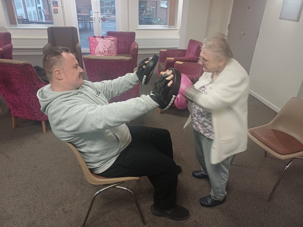 GorillaManFitn1's tweet photo. Zack Martin sparring with the ladies at Bower Court this morning πͺπ₯ #boxingsession #adaptivefitness #communityfitness #inspiringpeople https://t.co/sIMbuy81sv