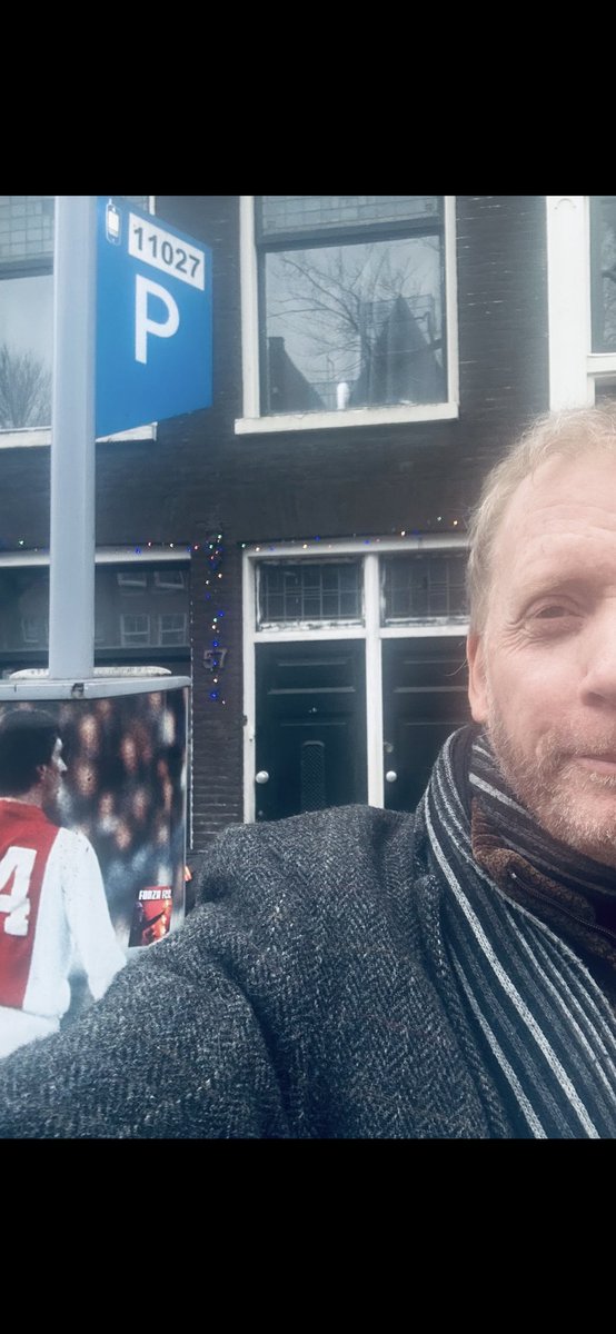 Hippiehaar er even af. Kunstenaarmodus uit. Vermom me nu als zakenman. Deals gaan maken voor de film. Ticketparners zoeken overdag. En in de avonden het land in.