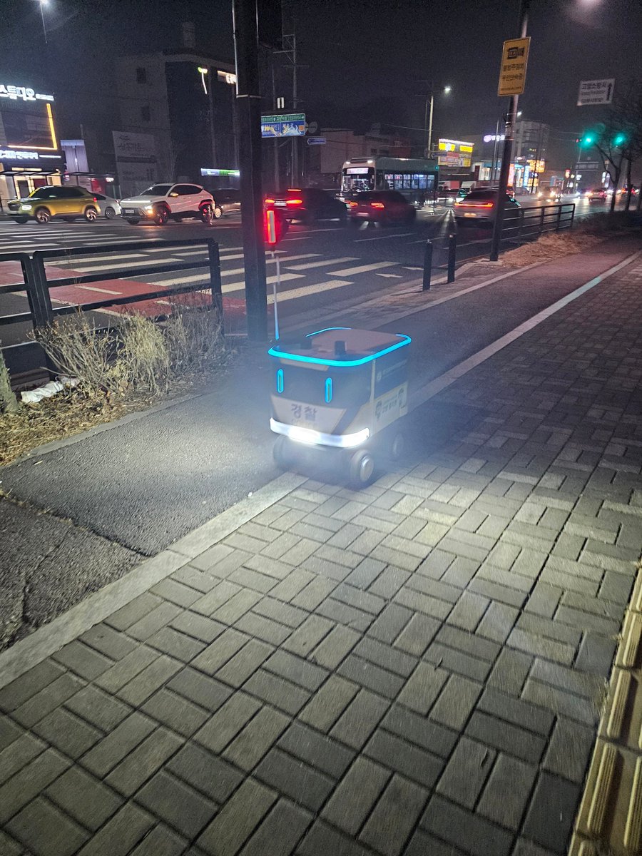 YCH_res2tory's tweet image. 이 경찰 정체가 뭐야..
이렇게 작은데 니게 무슨 일을한다고 ㅠㅠ