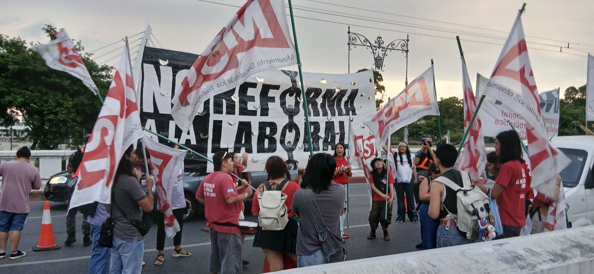 Jueves de lucha en el Puente Centenario junto a <a href="/Cele_Fierro/">Cele Fierro</a> en contra de la reforma laboral esclavista ✊️🔥
Con la ley de Milei avanza la esclavitud laboral y se jode la vida de los trabajadores y sus familias.