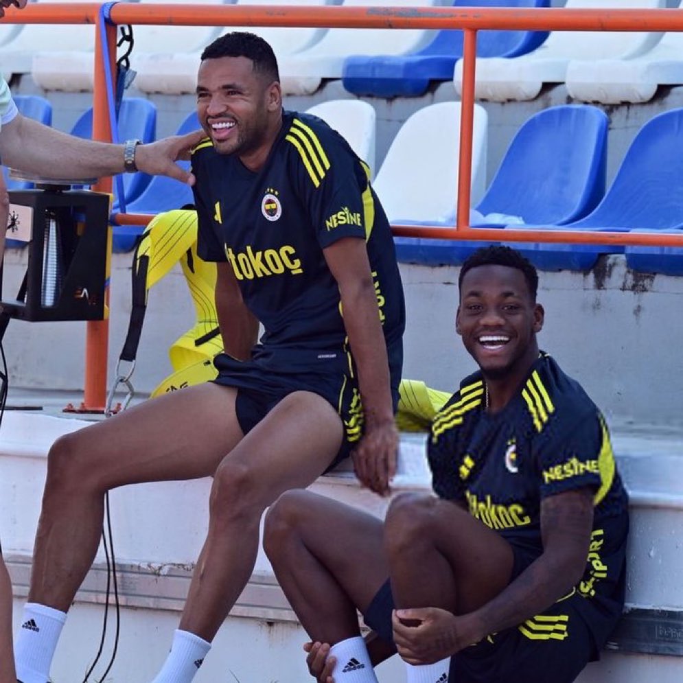 Fenerbahçenin 2 Tane As Forvetini Gönderip Yerine Sadece 19 Yaşında Oyuncuyu Getiren Transfer Aklı Kimse Yıldız Forvet Almayan Akıl Kimse Derhal Bence İstifa Etsin. 

#ForvetYoksaSizdeOlmayın