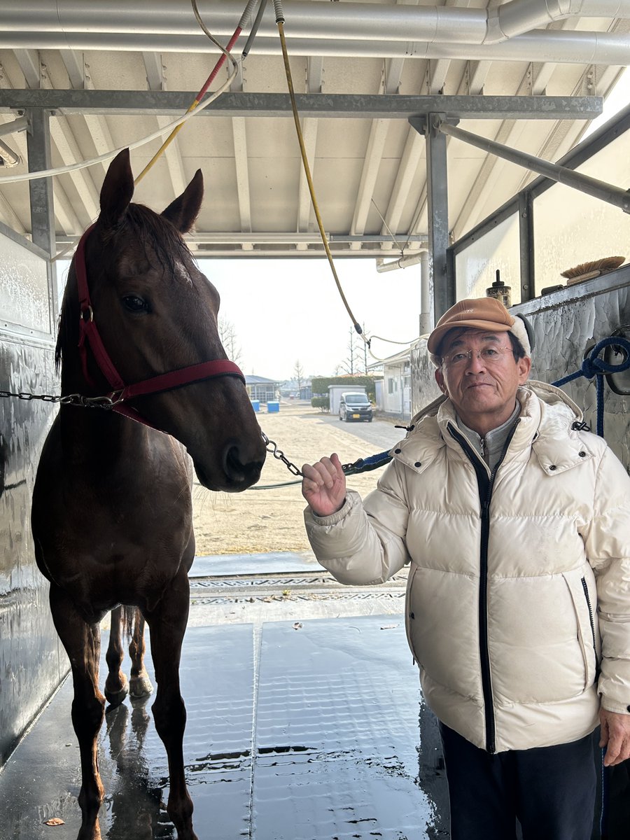 シルクロードＳを勝利したフィオライアと管理する西園正都調教師です！今年の３月で引退する西園正都師にとって、うれしい重賞制覇となりました！
#フィオライアさん
#16番人気
#大仕事やってのけました
#太宰啓介騎手とのタッグ
#小倉に臨場で叶わなかったツーショット