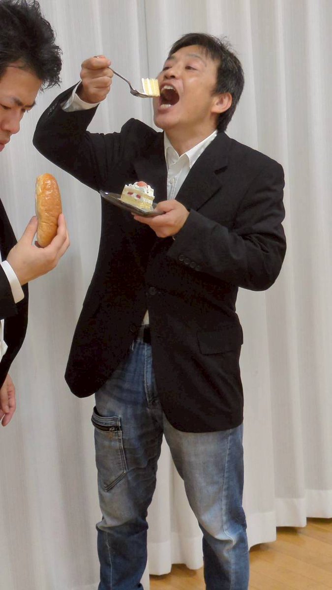 unitpico0's tweet photo. 町田あつし(チーム☆無所属)
柔軟な発想力と機転を活かして現場を盛り上げるムードメーカー！
演じるのは男３、男２との阿吽の呼吸で舞台を盛り上げます！
なにやら少女の様子を伺っていますが…
気になる方はコチラ👇
#少女と老女のポルカ
#ユニットピコ https://t.co/MBGaa9LCB2