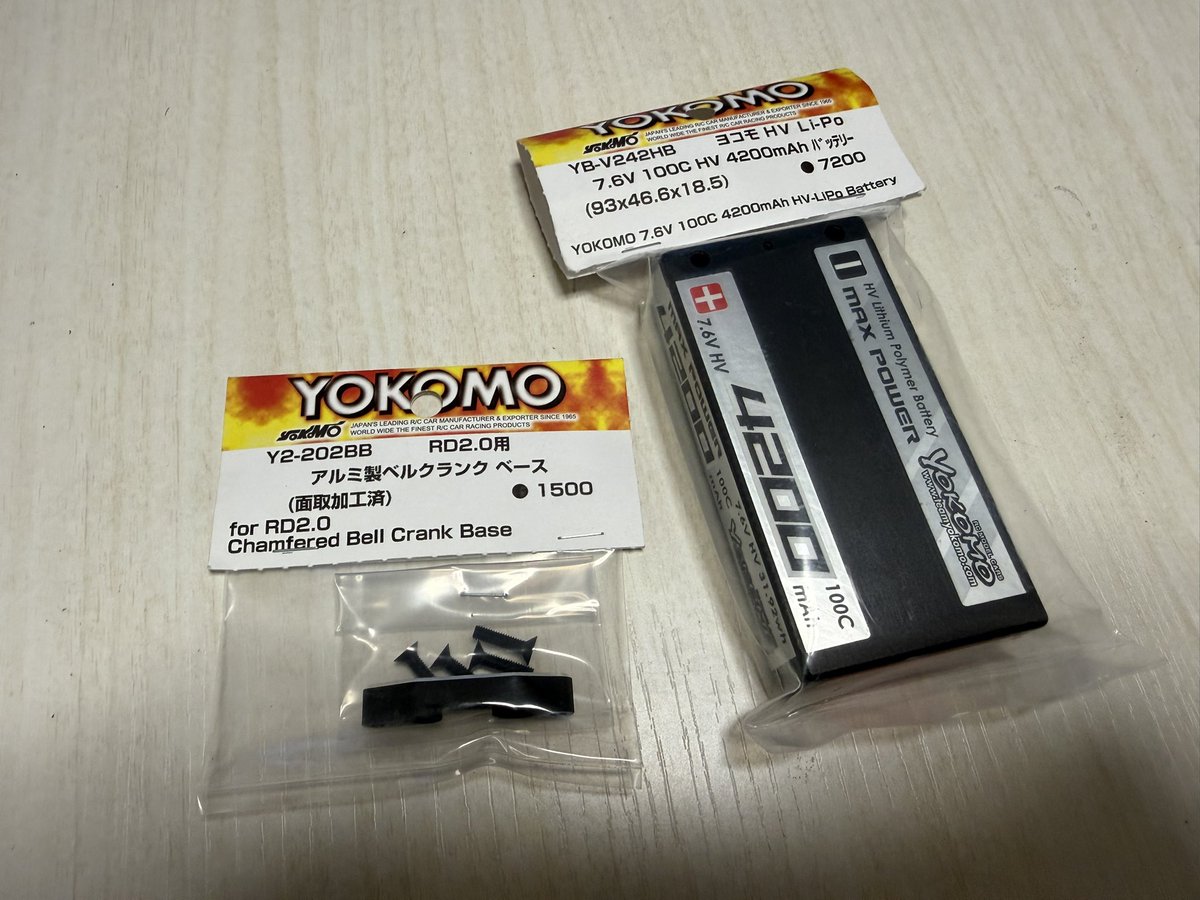 最初からサーボホーンとアッパーデッキのクリアランスが気になってたけど、アルミベルクランクベースにしたらゴリ当たりしだしたので3ミリ短いアルミサーボホーンを発注した🚚