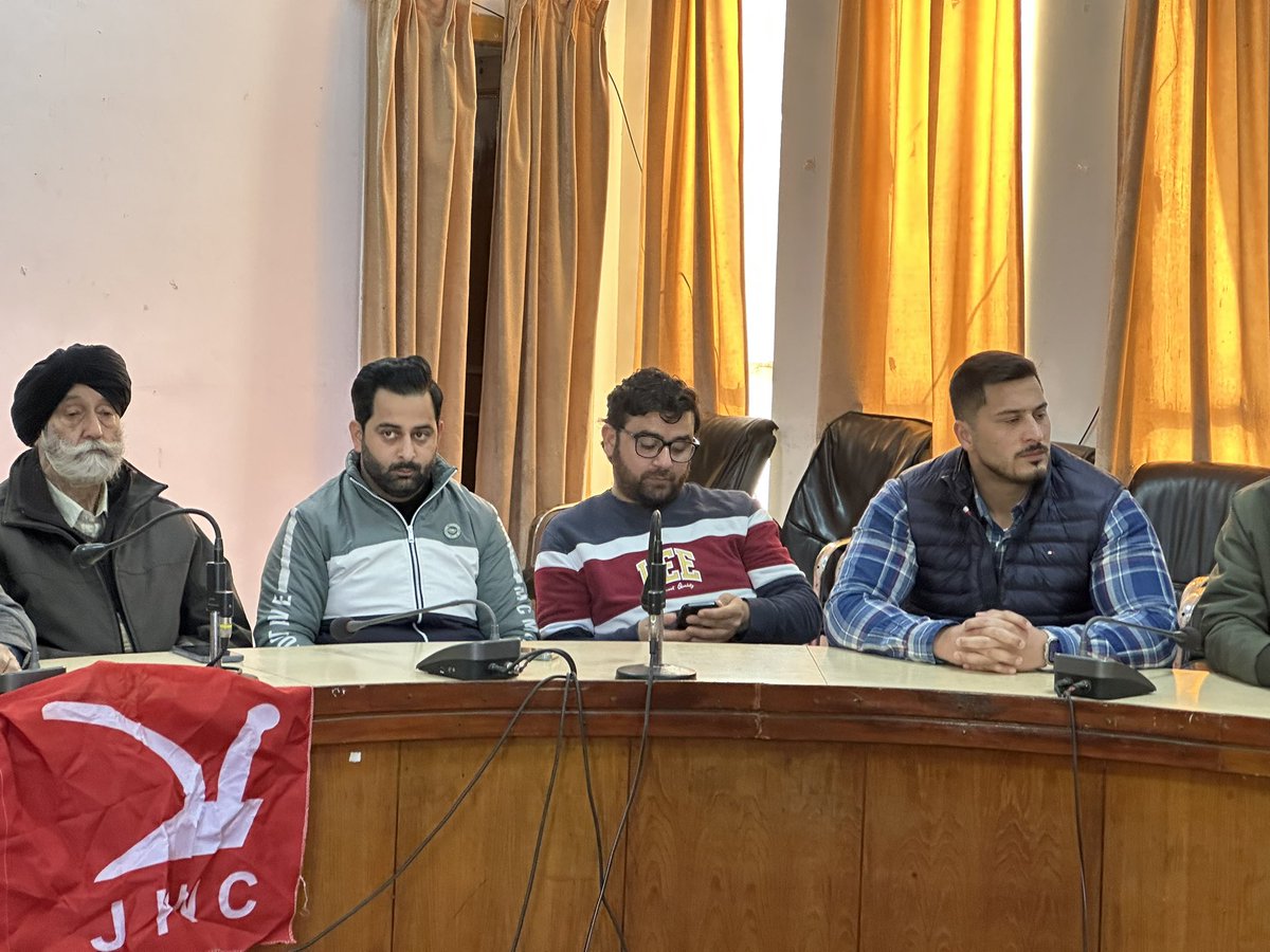 ZariIrfan's tweet photo. An important meeting was held in the Rajouri Constituency. In the meeting, discussions were held on how to strengthen the party and how to bring more people together with the party.
@OmarAbdullah @sakinaitoo @satishsharmajnk @JavedRanaa @YNCJK @JKNC_ https://t.co/aysSbGsaQf