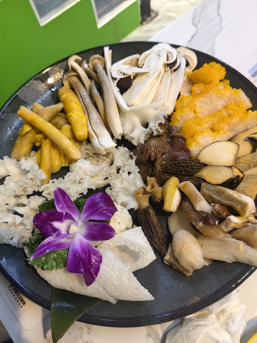 akiramiyoshi's tweet photo. 上海の大宁公园でランニングなどされる皆様。

こちらの雲南料理キノコ鍋屋さんおすすめです。隣のスーパー銭湯はランステがわりに。

2人前の鍋が99元なり。日本では食べれないキノコばかり。
ホリエモンYouTubeなど雲南ブーム来てるのでは。 https://t.co/H3PYYtVnax