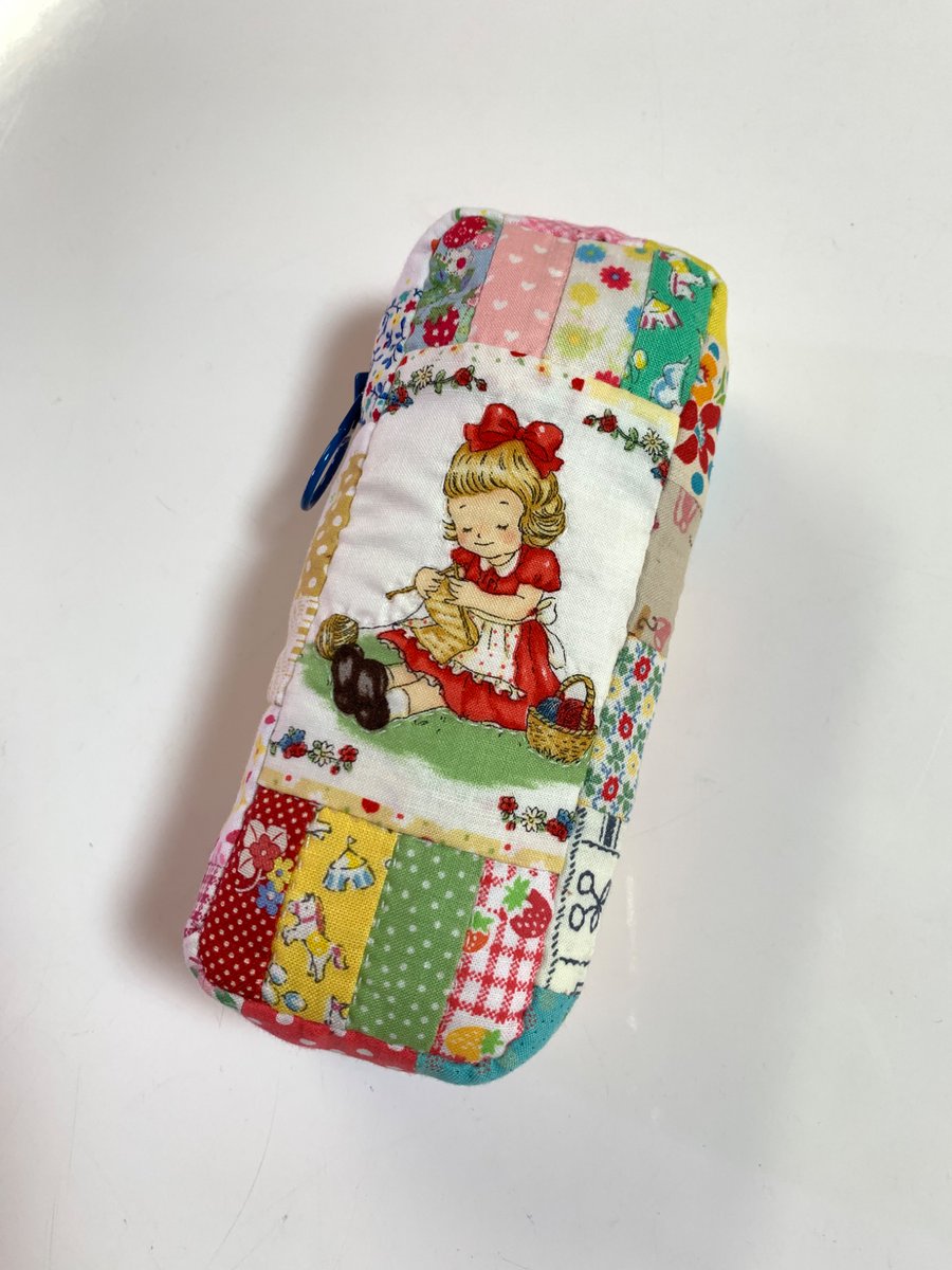 misasdiary1011's tweet photo. YouTubeを参考にし かぎ針入れが完成しました👏高さがないので全ての針が入るか不安でしたが…バッチリ😊ミシンが不得意なので全て手縫いです🪡

過去作のパッチワーク作品✨右上はソーイングポーチで 夫が釣りに行く度に私はこれを持って 小さいサイズのクロスステッチをチクチクしています🚗 https://t.co/F5nVy5xJJz