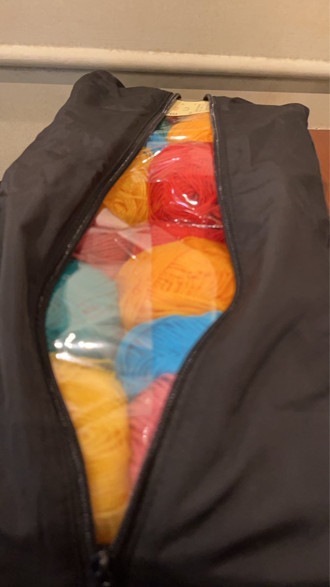 過去最高記録のすごい納期の仕事が終わってやっと楽しみにしていた毛糸の仕入れにいけました！
大きなバッグにいっぱいと大きな買い物袋いっぱい持ち帰りました🥰
これでたくさんモルモット柄の小物を編みます🙌