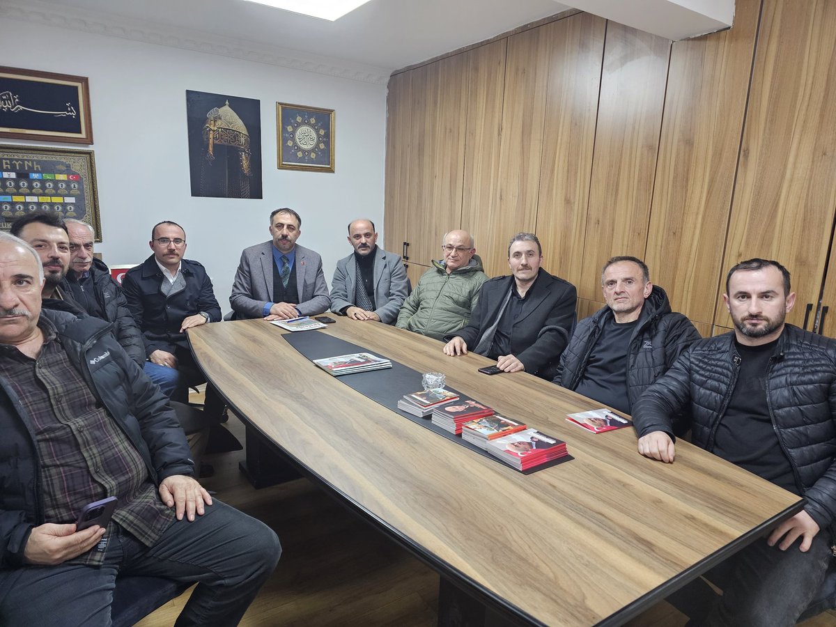 Türk Kamu-Sen Artvin İl Temsilcimiz, kıymetli şube başkanlarımız ve temsilcilerimizle bir araya gelerek anlamlı bir istişare gerçekleştirdik.Görev bilinciyle çalışan tüm kamu çalışanlarımızın sesi olmaya, haklarını korumaya devam edeceğiz, katkıları  için teşekkür ediyoruz.