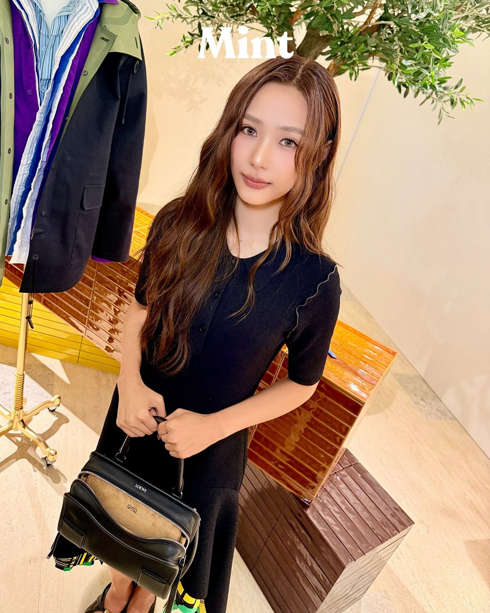 mintmag_th's tweet image. สวยน่ารัก! #MintReports สแนปลุคจึ้งของสาว #ฟิล์มรชานันท์ ร่วมชมพรีเซนเทชั่น LOEWE Women’s Spring/Summer 2026 ที่จัดขึ้น ณ สิงคโปร์ เรียกได้ว่ามาในลุคใหม่ สีสันสดใสเลยทีเดียว 💚

#LOEWExFilmRacha
#filmracha 
#LOEWE
#LOEWESS26
#MintMagTH