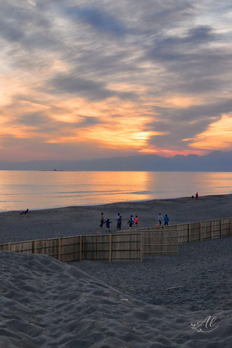 きょうも一日、お疲れさまでした😊

#風景写真 #スナップ写真 #Canon #EOS80D #TAMRON #B016 #夕陽 #海 #湘南