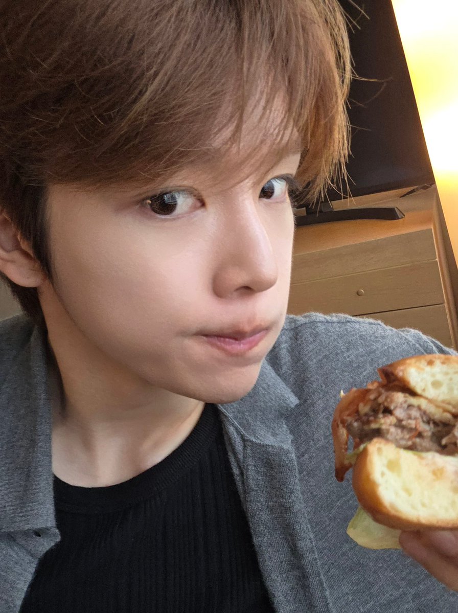 이정도 졸귀보스면 햄버거가게 통째로 사줄수있음