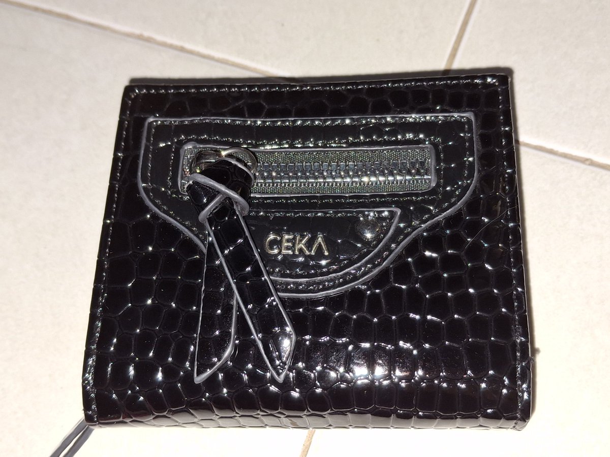 mcaronnue's tweet photo. WTS dompet ceka hitam, baru beli 
Tanpa box

https://t.co/SAAWpGgtVI https://t.co/aC0M6b2cz9