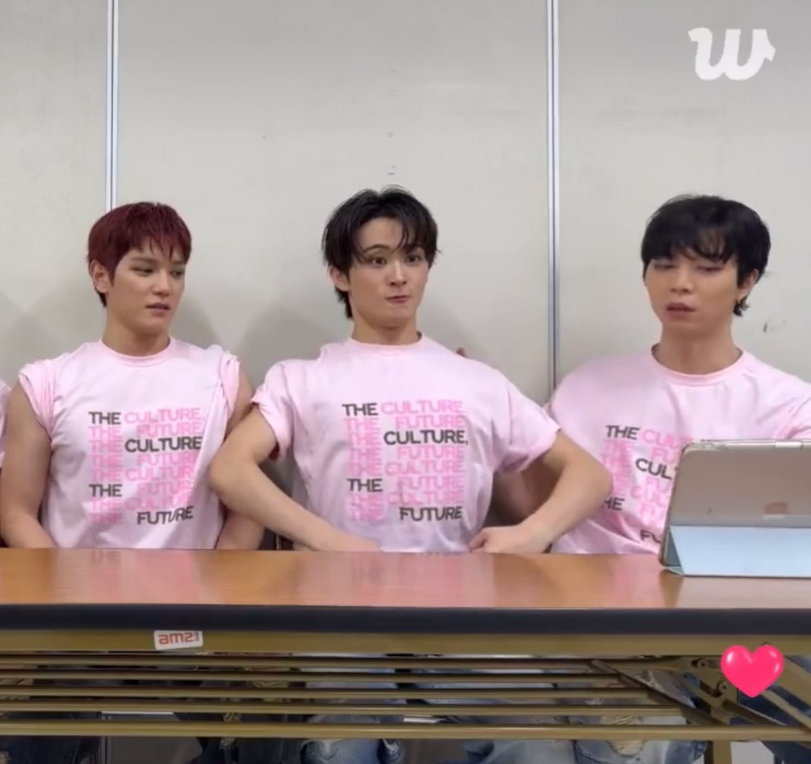 근데 왜 매년 애옹냥냥귀여워지는거지 이렇게 어려지는 애들 때문에 매년 성인인증받는 걸까