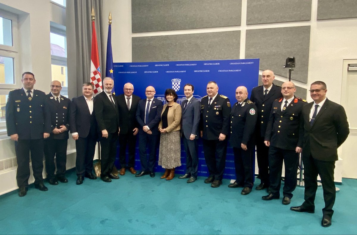 FabienFieschi's tweet image. Hier le #Sabor🇭🇷et l’Union des sapeurs-pompiers 👩‍🚒croates ont remis des prix à nos compatriotes de @PUI_FRANCE et de @renault_fr , ainsi qu’à @FranceenCroatie pour nos actions en faveur de la formation et de l’équipement 🚒 des pompiers🇭🇷. Très fier de cette coopération🇫🇷🤝🇭🇷!