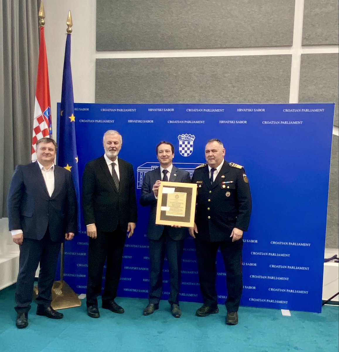 FabienFieschi's tweet image. Hier le #Sabor🇭🇷et l’Union des sapeurs-pompiers 👩‍🚒croates ont remis des prix à nos compatriotes de @PUI_FRANCE et de @renault_fr , ainsi qu’à @FranceenCroatie pour nos actions en faveur de la formation et de l’équipement 🚒 des pompiers🇭🇷. Très fier de cette coopération🇫🇷🤝🇭🇷!