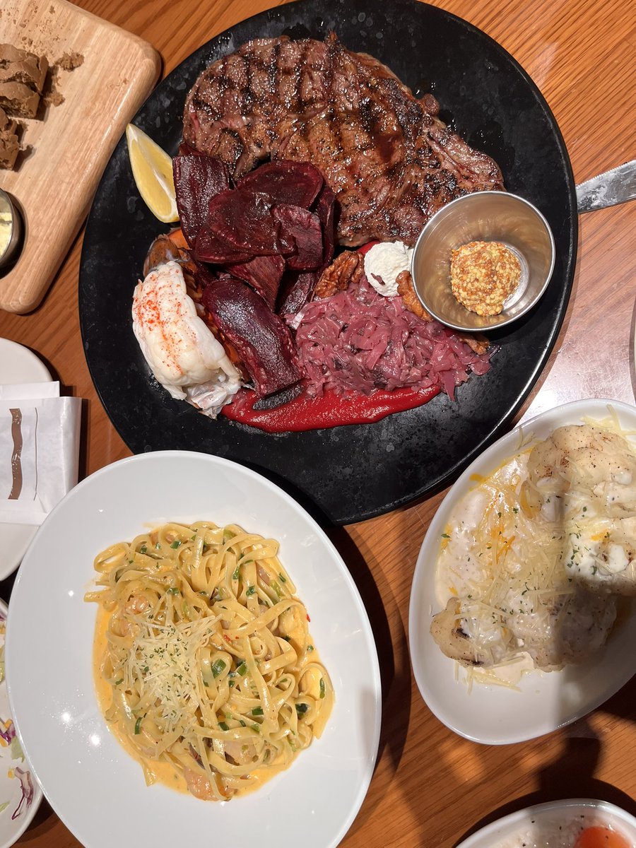 tangle_zip's tweet image. 샐러드, 스테이크100g, 파스타는 안먹었고 감튀는 맛만 봤어여