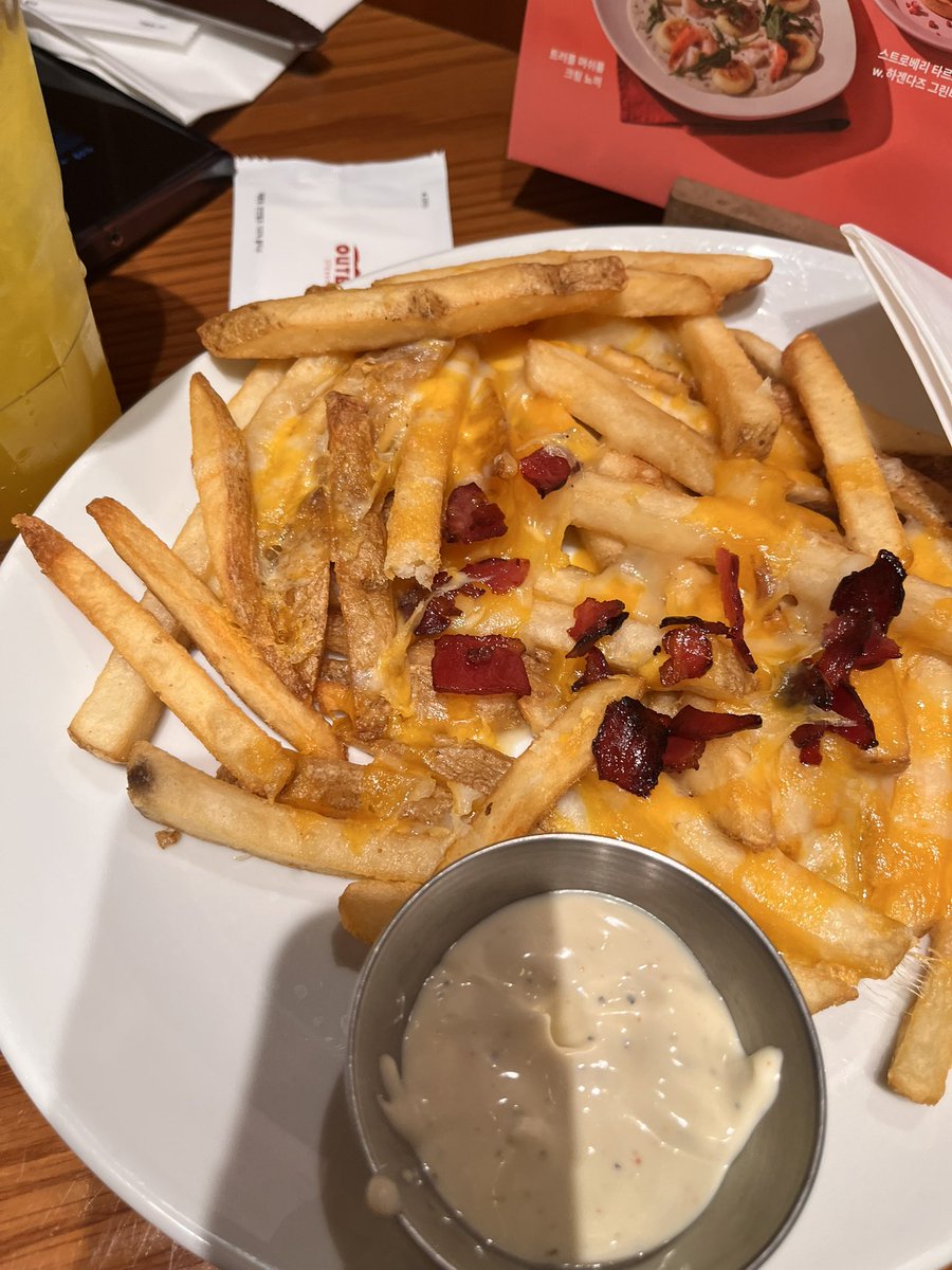 tangle_zip's tweet image. 샐러드, 스테이크100g, 파스타는 안먹었고 감튀는 맛만 봤어여