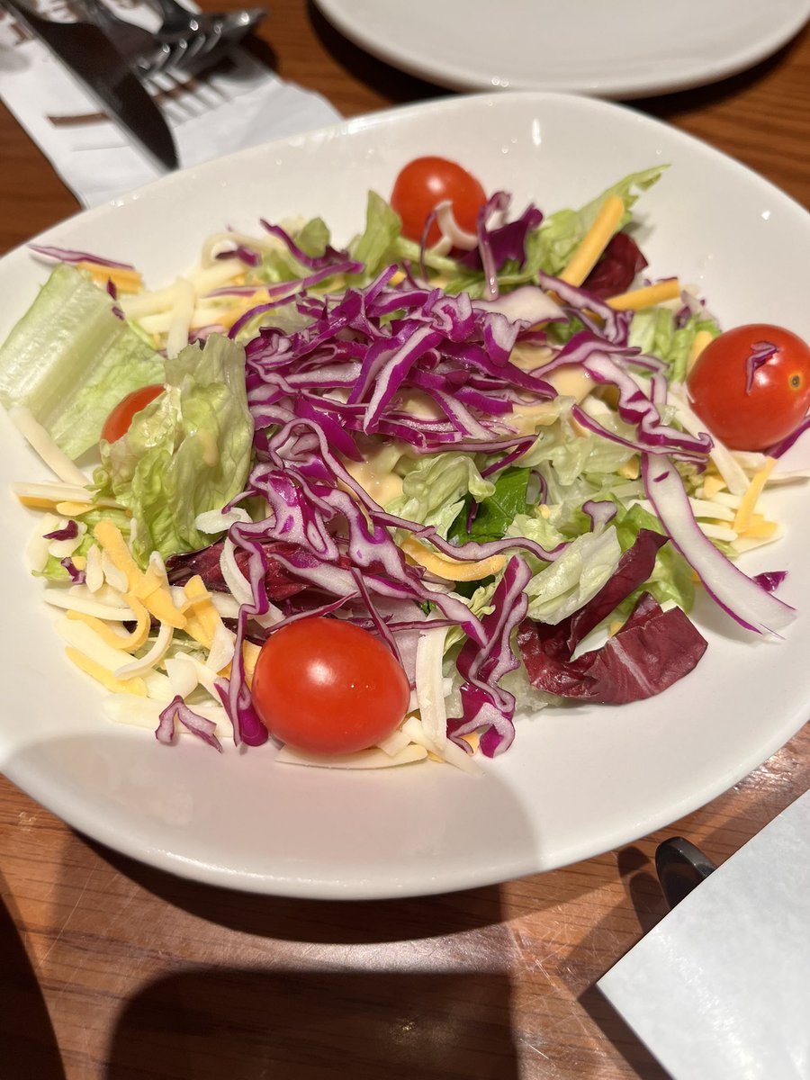 tangle_zip's tweet image. 샐러드, 스테이크100g, 파스타는 안먹었고 감튀는 맛만 봤어여