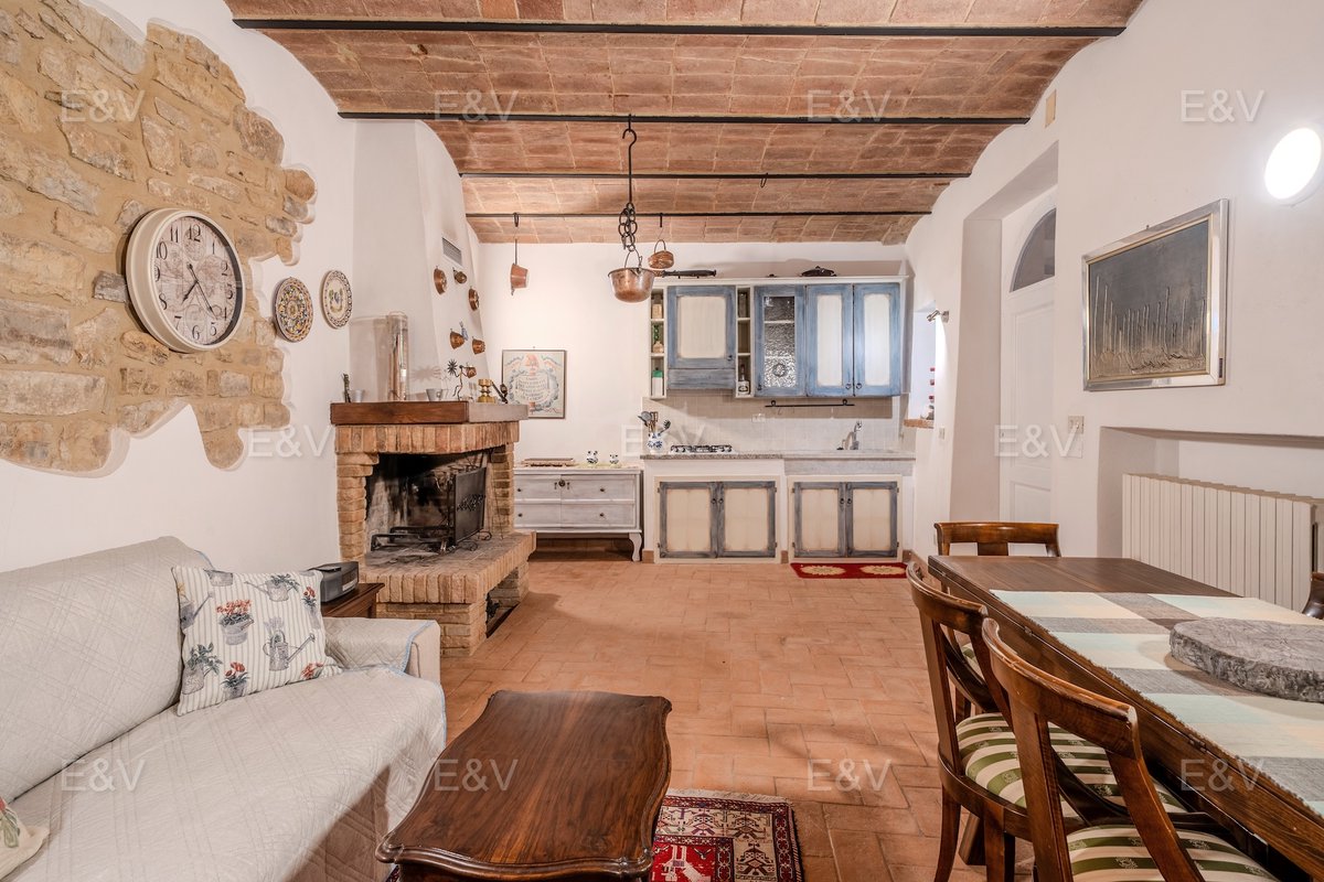 italianhouses's tweet photo. 🇮🇹🏰Within the #medieval village of #Parrano, this residence has been renovated with respect for traditional materials
🌿Ideal as a main residence or an elegant countryside retreat in the green #Umbrian landscape. €179,000
https://t.co/6LuSQod6or
#Umbria #Terni #PropertyItaly https://t.co/Js5HJwTDC5