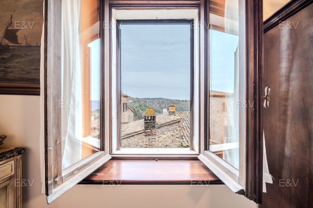 italianhouses's tweet photo. 🇮🇹🏰Within the #medieval village of #Parrano, this residence has been renovated with respect for traditional materials
🌿Ideal as a main residence or an elegant countryside retreat in the green #Umbrian landscape. €179,000
https://t.co/6LuSQod6or
#Umbria #Terni #PropertyItaly https://t.co/Js5HJwTDC5
