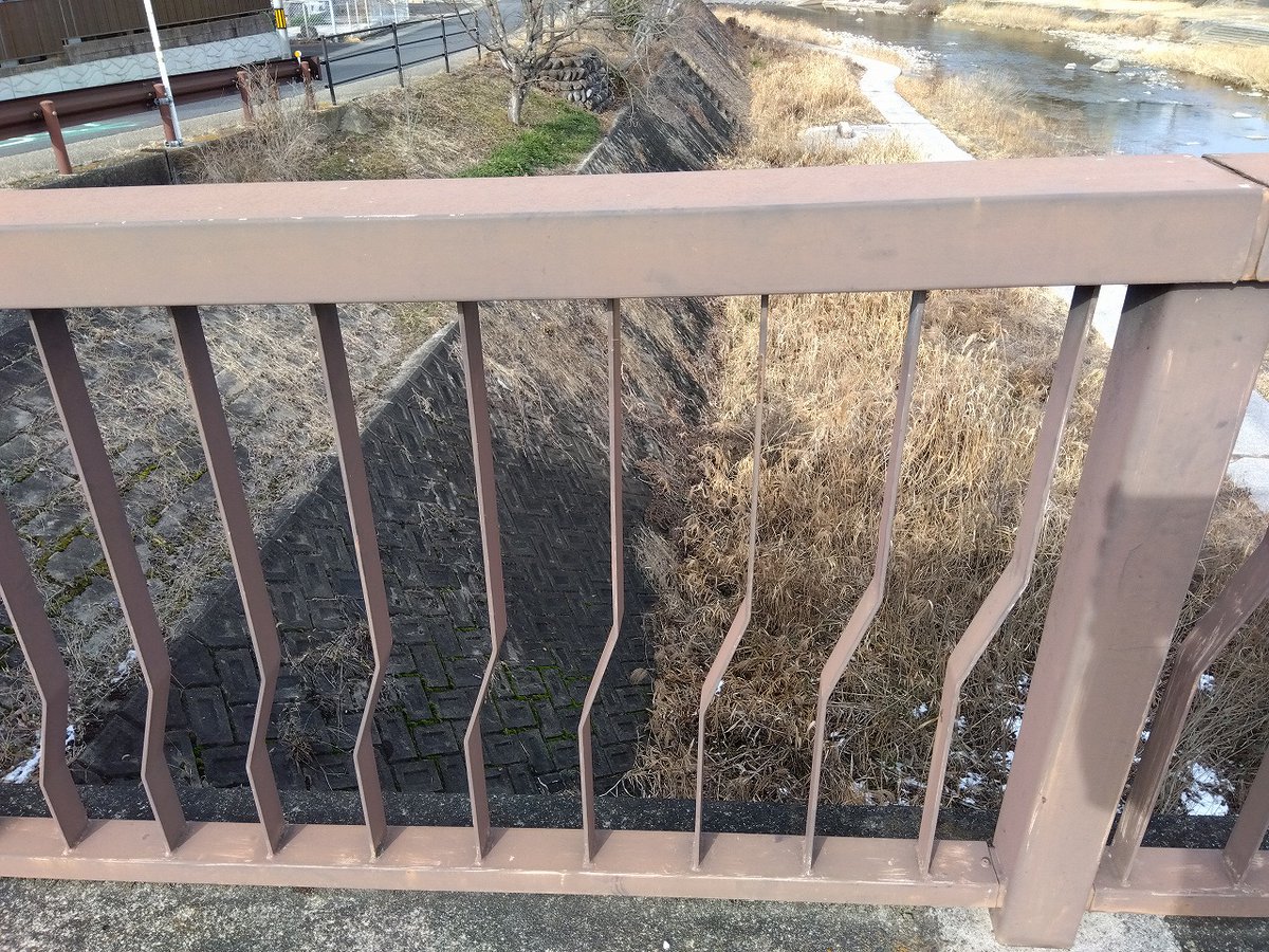 瑞浪市　龍門橋

ちょっと前にも紹介した、龍の橋ですが…
胴体になってる欄干のウニウニが…
色かと思ったら鉄板を曲げて光の反射でやっていた…
ジオン脅威のメカニズム…