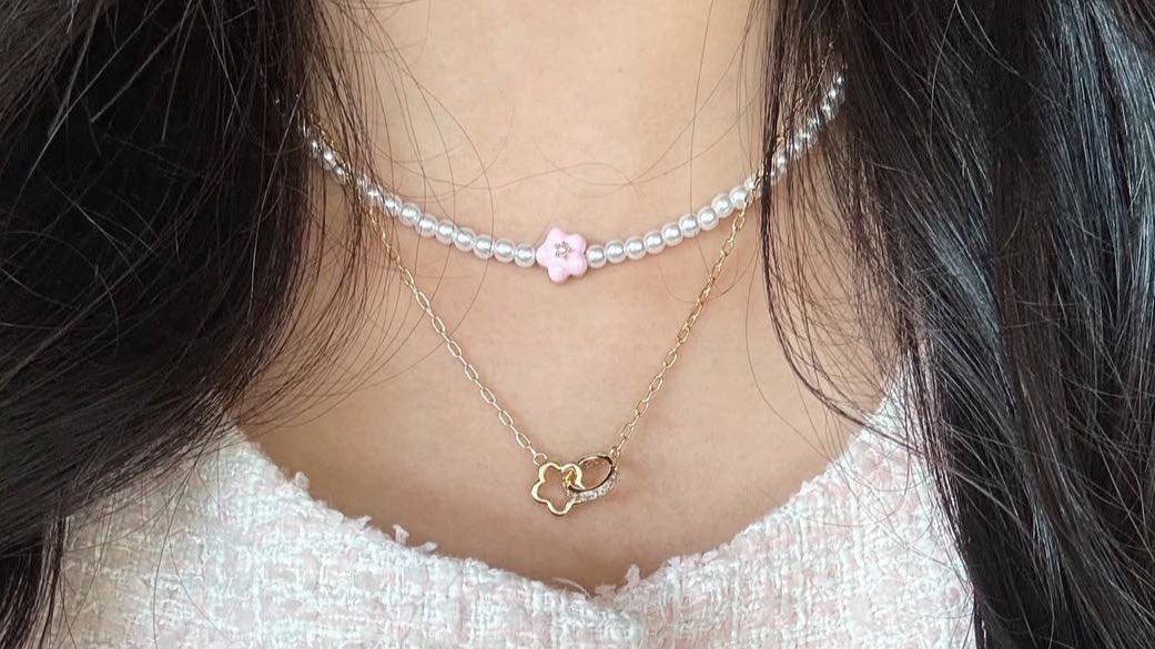 แนะนำเครื่องประดับแบรนด์ไทยอีกแบรนด์คั้บ เป็นจี้เล็กๆน่ารักม้ากกก ใส่แล้วลูกคุณสุดดๆ ดีไซน์เหมาะกับใส่ everyday look เลยย 🎀🍨👋🏻