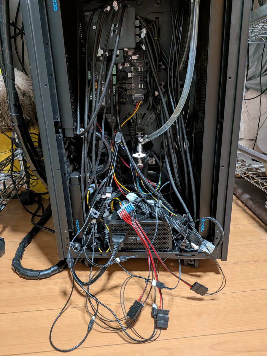 Achi_Ral's tweet photo. 中国から1ヶ月半ほどかけて、ようやくペリフェラルのソケットが届いたので配線。だいぶ大がかりになってきた、、、

配線だけして起動したらサインイン画面まで動作したけどLEDは想定通り動かず。燃えたりすると怖いので、徐々にエージングして問題なさそうなら、ライディングソフトとか確認します。 https://t.co/1ANAmAQCaE