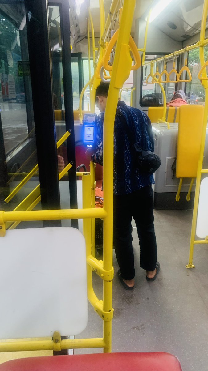 moooice's tweet photo. @PT_Transjakarta Salut dengan tim T12 TJ804 di terminal poris tangerang, mau membantu mengankat barang milik penumpang nenek2 tua, good job 5 Feburari 2026 pukul 18.00 https://t.co/QwpGPCawli