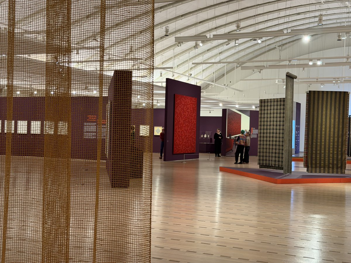 Ascher_Society's tweet image. See Anni Albers’ *Camino Real* (1968)—a vibrant textile masterpiece, now on view at Zentrum Paul Klee, Bern until Feb 22, 2026. Discover how Albers redefined textile art and modern art history. #AnniAlbers #TextileArt #ModernArt #ZentrumPaulKlee #FritzAscherSociety