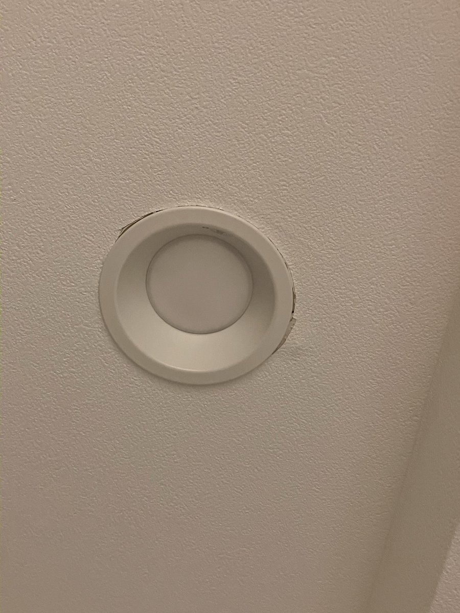 2614SPT's tweet photo. 下手くそすぎて素人DIY頼んだ方がマシ…これでプロ名乗ってんのやばくないですか？？？ https://t.co/0jKzQPYx3z