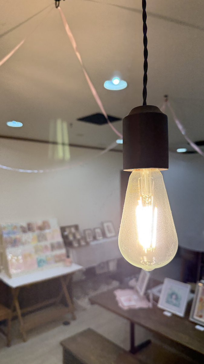 個展巡回展の設営が終わりました。
この展示を通して
リボンのように
皆様と温かな繋がりができたら嬉しいなと思いながら設営しました。
どうぞ明日よりよろしくお願いいたします😌✨
