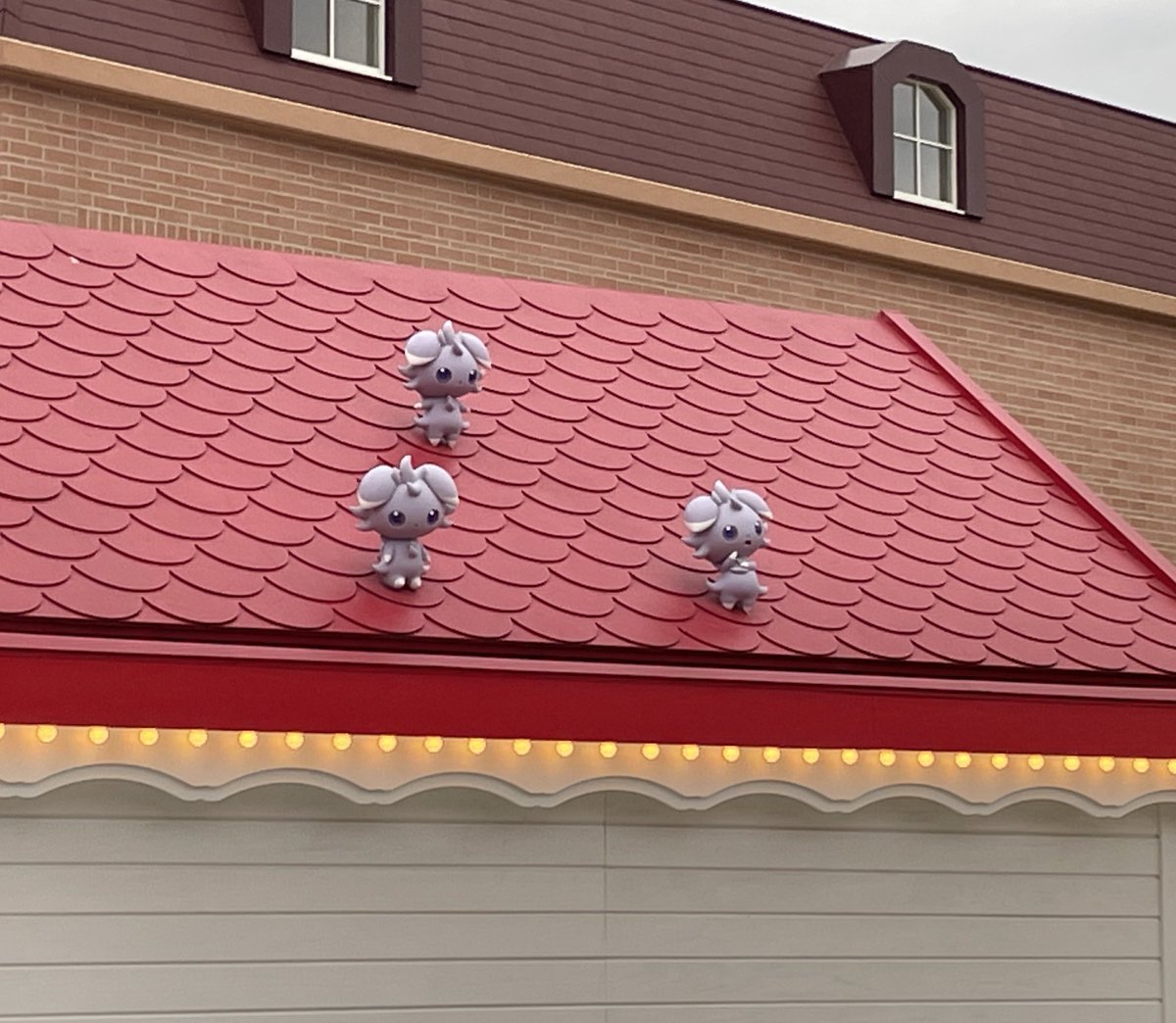 ブイブイヴォヤージュ、
クルクル回しているのは
お向かいの建物の屋根にいる
ニャスパーさんたちらしいですよ☺️

スタッフさんが教えてくれました