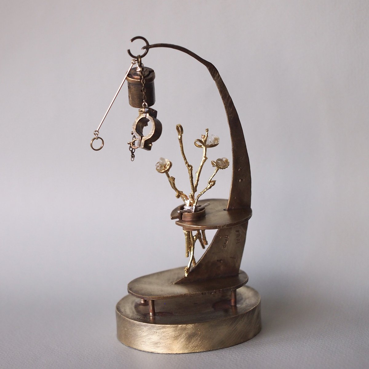 DaQuise_'s tweet image. 記憶から解放されて
象徴していたモノを摘む
城に咲いていた砂糖の花束

新作【果てた城にシュガーの花束】
　
#DaQuise_2026個展 
#城はひと匙のシュガー
#metalwork
#彫金
#金属作品