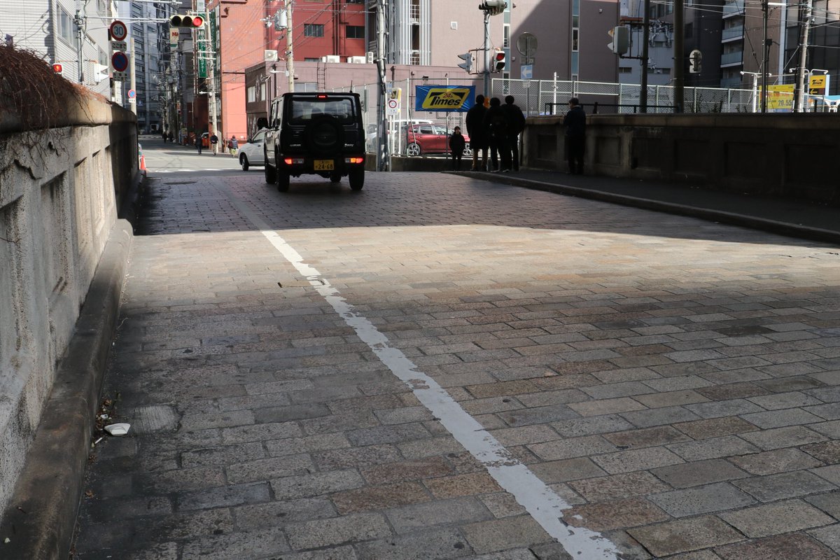 梅田の近くにある出入橋
川が埋め立てられてもなぜか撤去されずに残ったままで橋の名前のプレートや道路の石畳などもそのまま残ってます