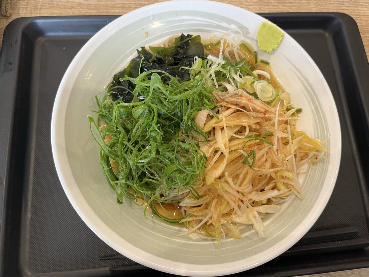 しぶそばで九条ねぎとピリ辛ねぎの追加トッピング。ねぎで蕎麦が見えない。
#しぶそば