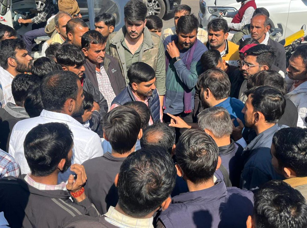 ladubishnoi18's tweet photo. व्याख्याता मनोहर SOG से प्रताड़ित होकर कि आत्महत्या..

न्याय के लिए अभिमन्यु पुनियां के साथ पूरा परिवार SMS मोर्चरी के सामने न्याय की गुहार लगा रहा है, सरकार का कोई नुमाइंदा हाल-चाल पूछने नही गया,

कुछ देर में छात्रनेता निर्मल चौधरी भी आने वाले है🙏 
#व्याख्याता_मनोहर_को_न्याय_दो https://t.co/hbEMfBshdq
