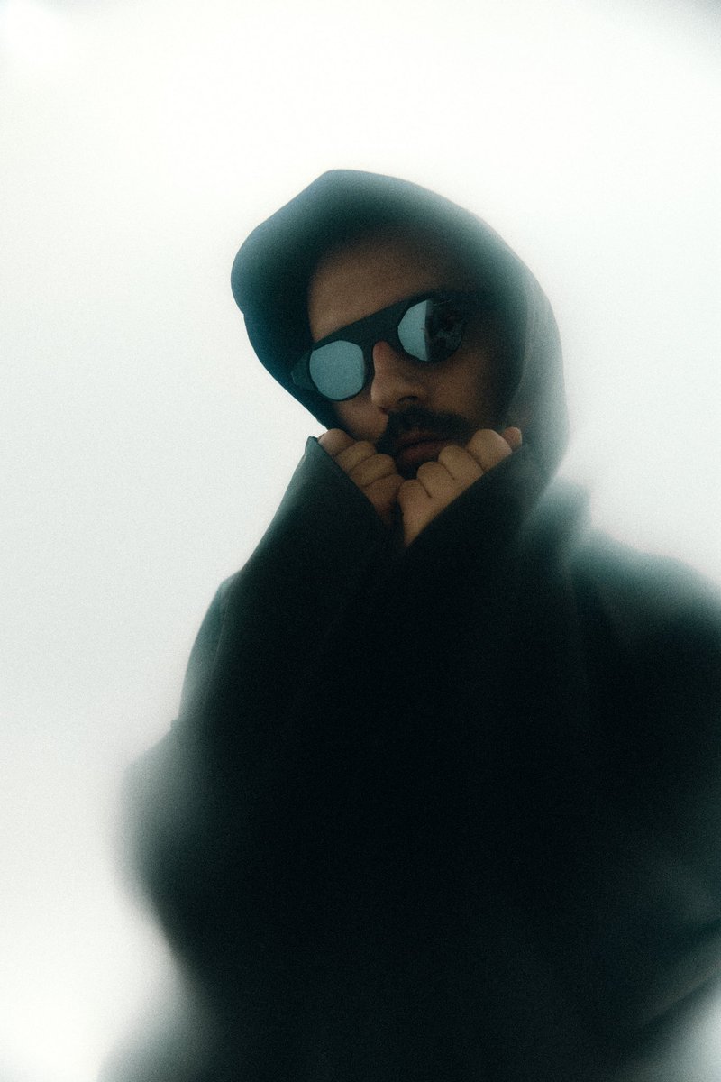 Esta noche, a partir de las 00:00, “STALKER” disponible en todas las plataformas.

No sé si es mi disco más personal, si es mi mejor disco, ni si es un peak o un antes y un después en mi carrera, tampoco importa.
Simplemente es un tramo más de este largo camino 1/2