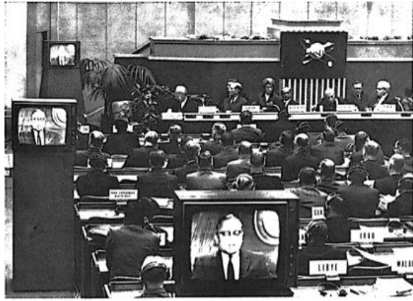 DiploBooks's tweet photo. Tech Behind Diplomacy #10
Satellite diplomacy began in 1963

*UN’s U Thant joined Geneva from NY - the first remote participation
*Showed leaders needn’t share a room
*Proved urgency of video links post‑Cuban Crisis
*Virtual presence sustains diplomacy

📖 https://t.co/AAMlbrrXhm https://t.co/R1ArUB5tUe