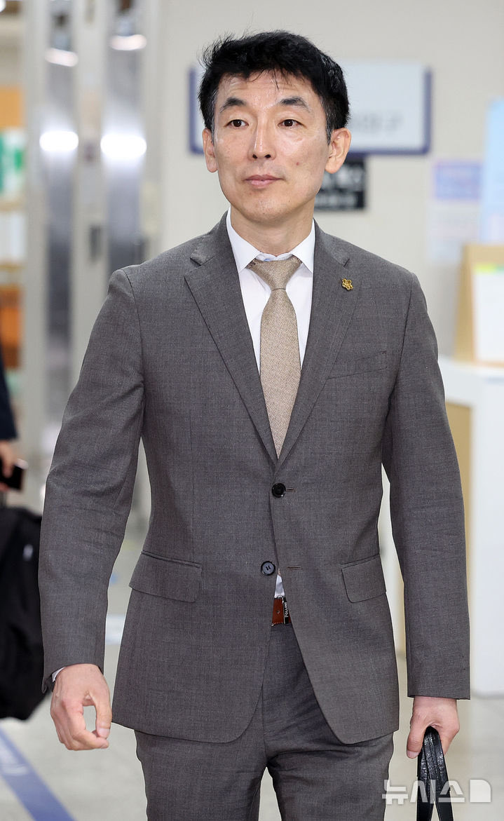 진격의 이하상 변호사님 
감치 후 구치소에서 단식중이라 함. 
😭
 이 분 라이브 보면 따뜻하고 부드러운 카리스마의 소유자임을 느낄 수 있음. 크리스마스 이브날 캐롤 틀어 주셨던… 
법정에서는 냉철하고 논리적인 분입니다. 
진격의 변호사님들 덕분에 윤카와 우파들이 버틸 수 있었습니다.