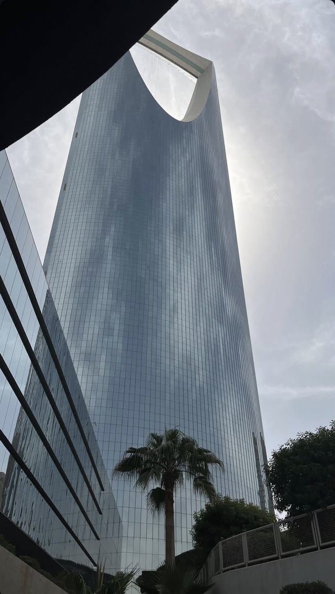 أنا أكثر شخص معُـجـب ومفتـون 
بهـذا  البـرج 💙💙