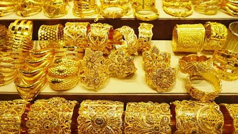 RealCryptoGeni's tweet photo. Gold trades lower than yesterday, showing short-term weakness.

Investors watch key support levels closely.

Recovery potential exists, but caution is essential as volatility and downside risks persist. #GOLD   #Silver  #MarketRebound

#GoldSilverAtRecordHighs 
$XAU $xag https://t.co/7l0gYbRcUj