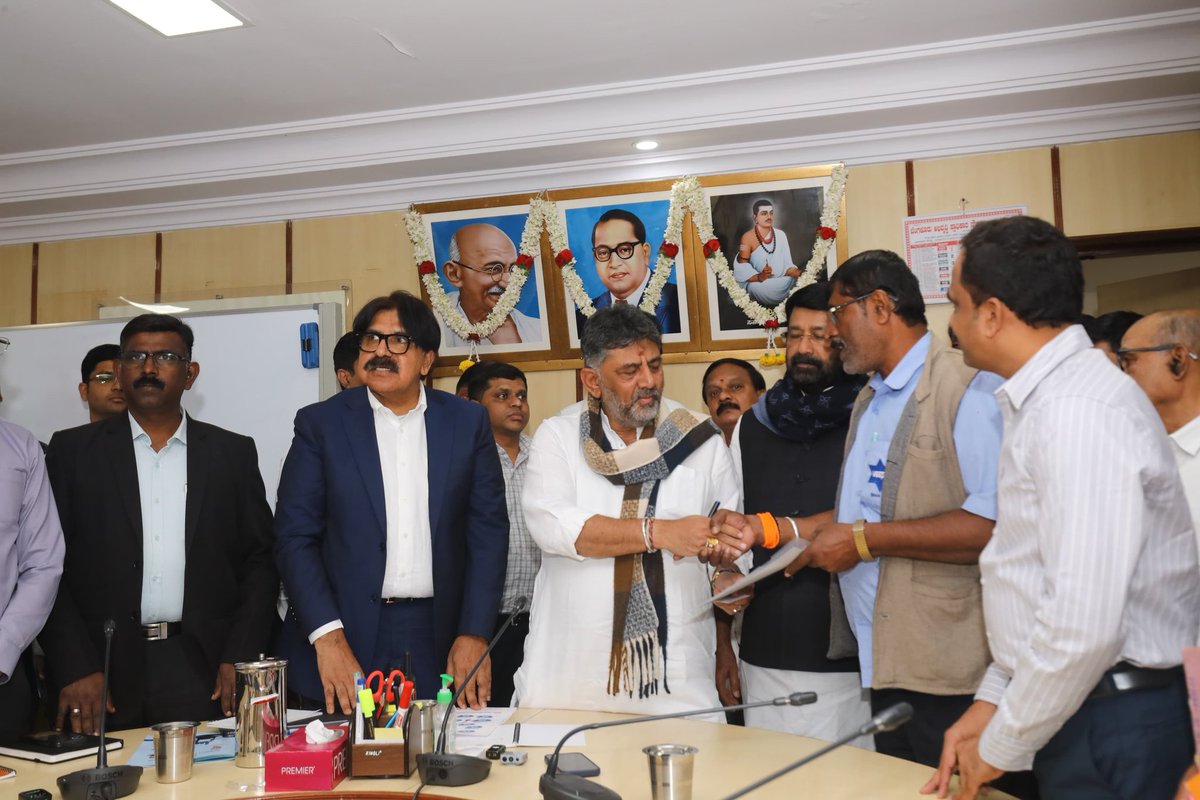 BDAOfficialGok's tweet photo. ಆಡಳಿತಕ್ಕೆ ಡಿಜಿಟಲ್ ವೇಗ, ಸೇವೆಗೆ ಜನಕೇಂದ್ರಿತ ಸ್ಪರ್ಶ;
ಬೆಂಗಳೂರು ಅಭಿವೃದ್ಧಿ ಪ್ರಾಧಿಕಾರದಲ್ಲಿ ಹೊಸ ಯುಗದ ಆರಂಭಕ್ಕೆ ಮುನ್ನುಡಿ!

✅ ಮಾನ್ಯ ಉಪ ಮುಖ್ಯಮಂತ್ರಿಗಳಾದ ಶ್ರೀ ಡಿಕೆ ಶಿವಕುಮಾರ್‌ ಅವರು ಬೆಂಗಳೂರು ಅಭಿವೃದ್ಧಿ ಪ್ರಾಧಿಕಾರದ ಕೇಂದ್ರ ಕಚೇರಿಯಲ್ಲಿ ನೂತನವಾಗಿ ಆರಂಭವಾಗಿರುವ ಟಪಾಲ್‌ ಕೇಂದ್ರಕ್ಕೆ ಚಾಲನೆ ನೀಡಿದರು.

✅ ಸಮಯೋಚಿತ ಪ್ರತಿಕ್ರಿಯೆ, ತ್ವರಿತ ಮೇಲ್ವಿಚಾರಣೆ ಮತ್ತು ಸಾರ್ವಜನಿಕ ಅಹವಾಲುಗಳ ಶೀಘ್ರ ಪರಿಹಾರದ ನಿಟ್ಟಿನಲ್ಲಿ ಬಿಡಿಎ ಆರಂಭಿಸಿರುವ ನಾಗರಿಕ ಸಹಾಯ ಕೇಂದ್ರದಲ್ಲಿ ನೂತನ ನಿಯಂತ್ರಣ ಕೊಠಡಿಯನ್ನು ಉದ್ಘಾಟಿಸಿದರು.

✅ ಮಹತ್ವಾಕಾಂಕ್ಷೆಯ ಬೆಂಗಳೂರು ಬಿಸಿನೆಸ್‌ ಕಾರಿಡಾರ್‌ಗಾಗಿ ಭೂಸ್ವಾಧೀನಕ್ಕೆ ಒಳಪಟ್ಟ ಭೂ ಮಾಲೀಕರಿಗೆ ಪರಿಹಾರದ ಚೆಕ್‌ ವಿತರಿಸಿದ ಅವರು, ಯೋಜನೆಗೆ ಸಂಬಂಧಿಸಿದಂತೆ ಪ್ರಗತಿ ಪರಿಶೀಲನಾ ಸಭೆಯನ್ನು ನಡೆಸಿದರು.

ಈ ವೇಳೆ ಮಾನ್ಯ ಲೋಕೋಪಯೋಗಿ ಸಚಿವರಾದ ಶ್ರೀ ಸತೀಶ್‌ ಜಾರಕಿಹೊಳಿ ಅವರು, ಬಿಡಿಎ ಅಧ್ಯಕ್ಷರಾದ ಶ್ರೀ ಎನ್‌.ಎ. ಹ್ಯಾರಿಸ್‌ ಅವರು, ಬೆಂಗಳೂರು ಬ್ಯುಸಿನೆಸ್ ಕಾರಿಡಾರ್ ನ ಅಧ್ಯಕ್ಷರಾದ ಶ್ರೀ ಎಲ್.ಕೆ.ಅತೀಕ್, ಬಿಡಿಎ ಆಯುಕ್ತರಾದ ಮೇಜರ್ ಪಿ. ಮಣಿವಣ್ಣನ್ ಅವರು ಸೇರಿದಂತೆ ಅನೇಕರು ಉಪಸ್ಥಿತರಿದ್ದರು.

@CMofKarnataka
@DKShivakumar
@JarkiholiSatish
@mlanaharis 
@lkatheeq 
@Captain_Mani72

#BDA #BDAupdates #BDAOfficial #BDATweets #BDAResponsive #BDACitizenFirst #Bengaluru #NammaBengaluru #BDADigital