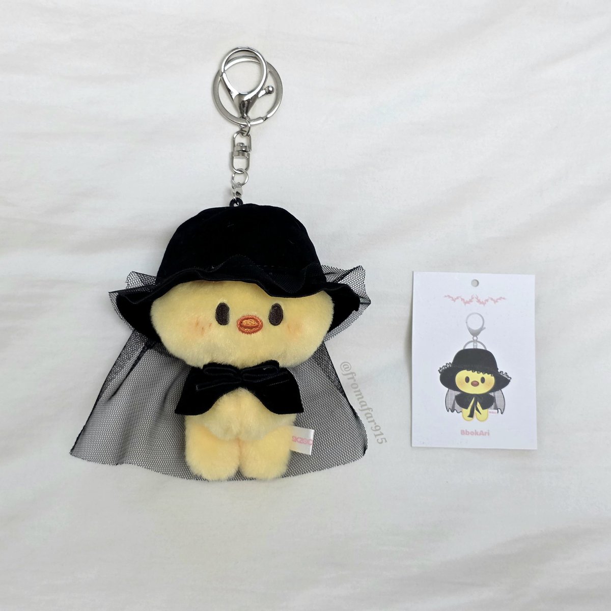 택배 열자마자 아래턱이 한바가지라 충격 받았는데 아래위로 꾹 눌러주니까 귀여워짐 🐥🖤